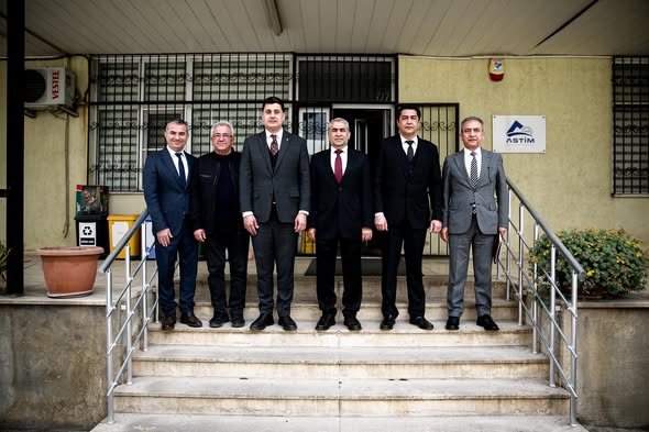 OSB Bölge Müdürlüğü önünde toplu hatıra fotoğrafı